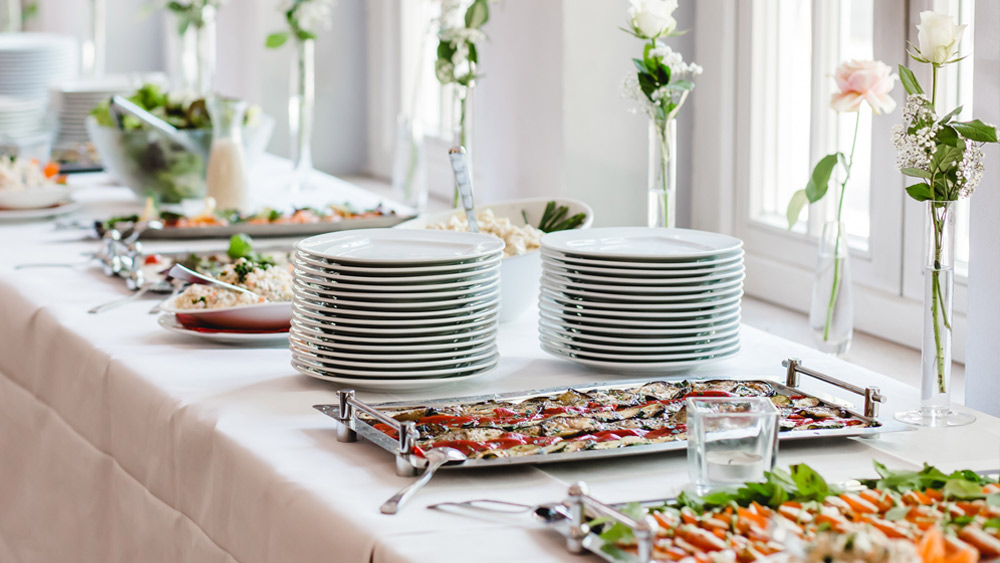Büffet vom Catering in Harburg, festliche Tafel mit weißer Tischwäsche, weißem Porzellan und Antipasti